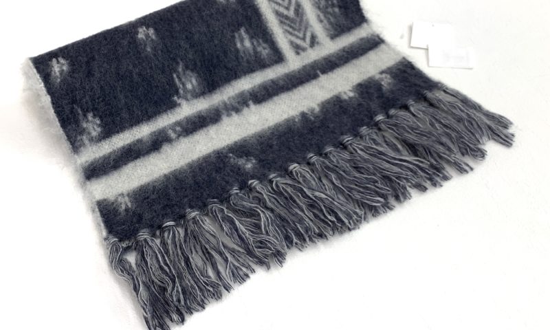 お買取したマメクロゴウチのOsmanthus Motif Knitted Scarfの写真です。