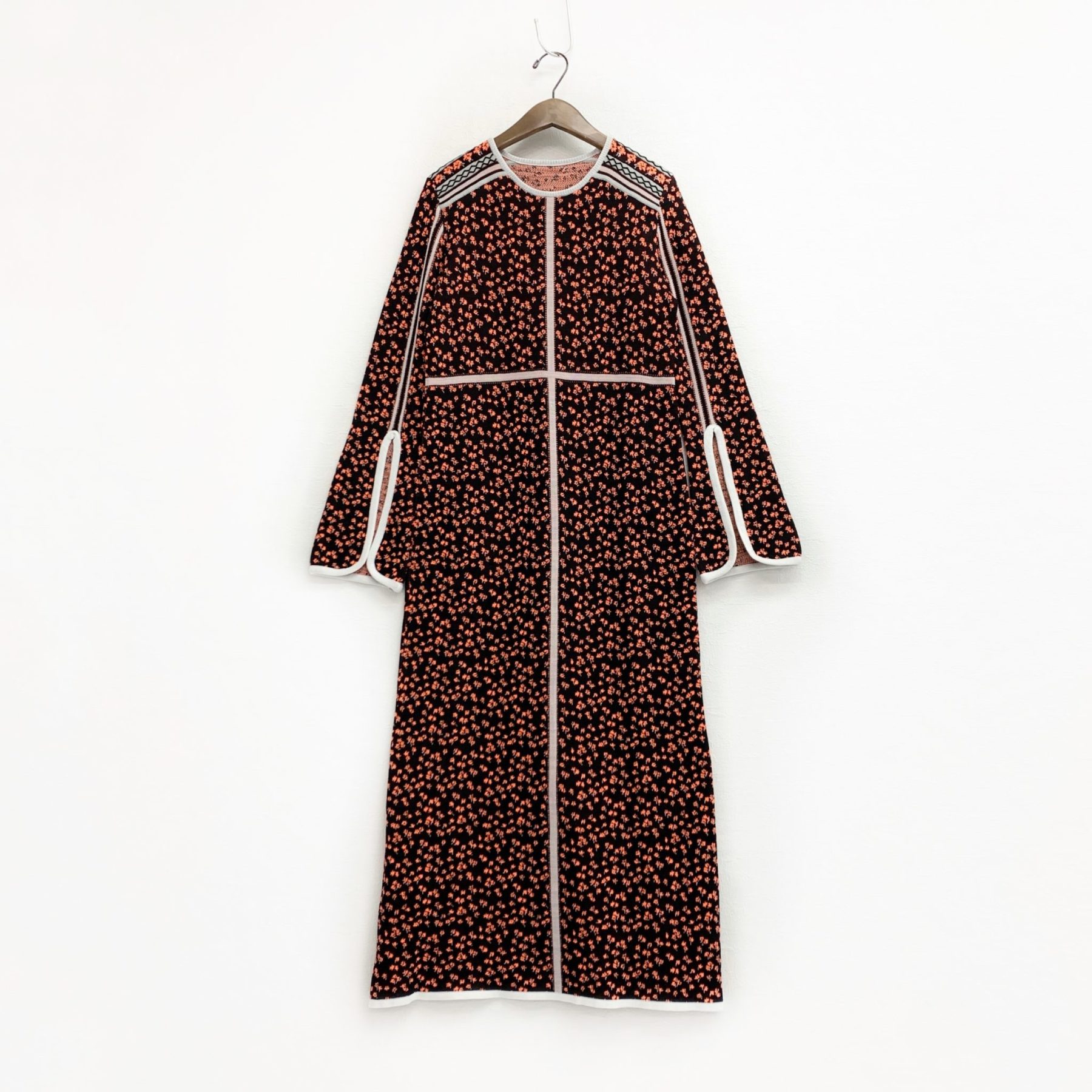 お買取したマメクロゴウチのOsmanthus-Motif-Jacquard-Knitted-Dress全体の写真