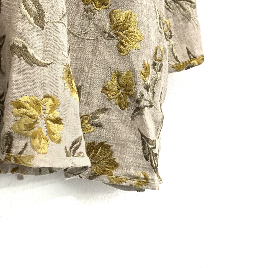 お買取したエリコカトリのFlower Embroidery Tuniq裾刺繍アップの写真