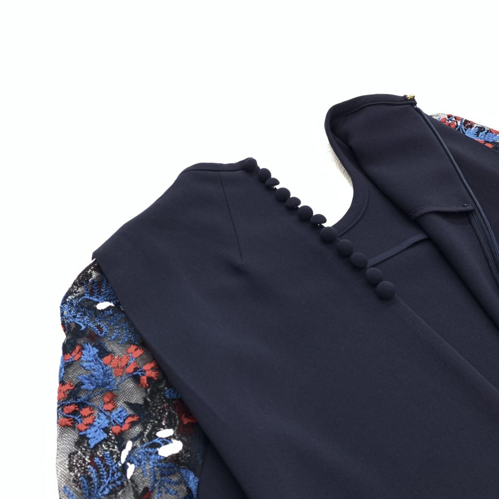お買取したマメクロゴウチのBotanical Lace Sleeves I-Line Dressバックボタンの写真