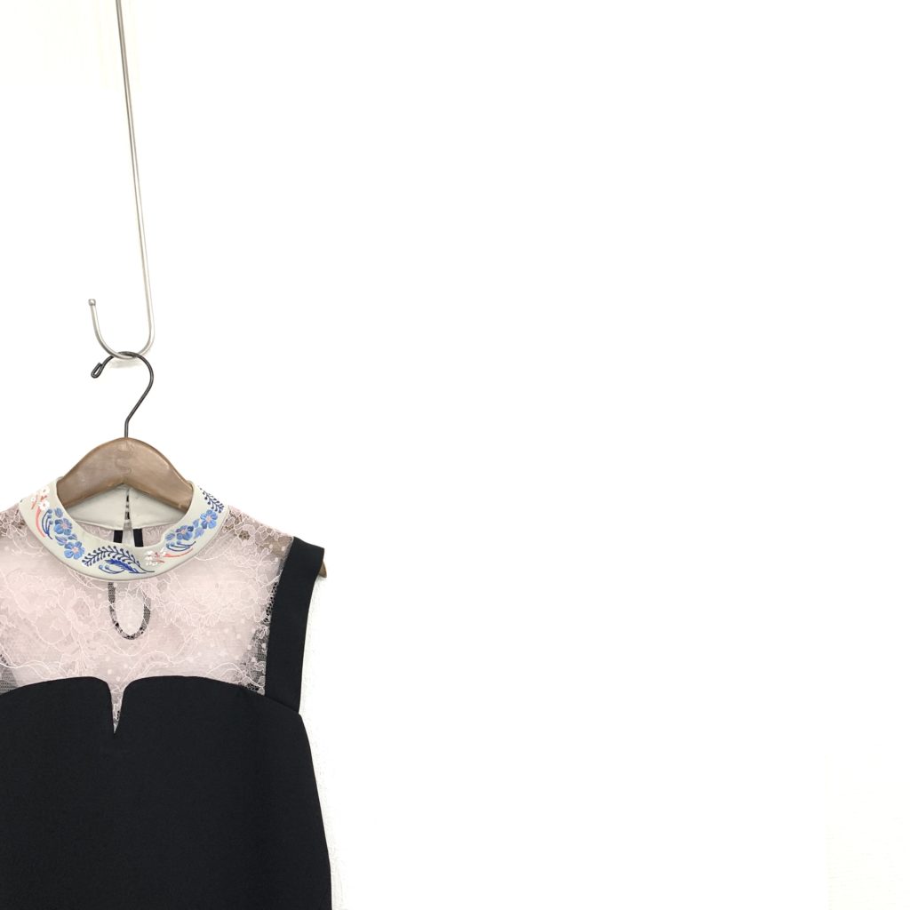 お買取したマメクロゴウチのEmbroidery Collar Sleeveless Dressバストアップの写真