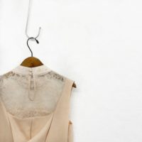 お買取したマメクロゴウチのEmbroidery Collar Sleeveless Dressバック襟元の写真