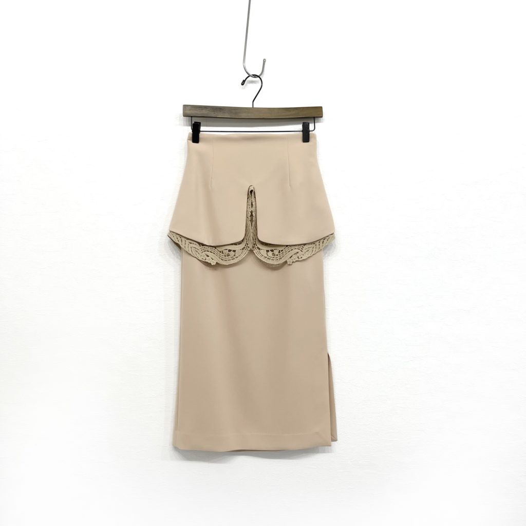 お買取したマメクロゴウチのEmbroidery Lace High-Waisted Peplum Skirtの写真
