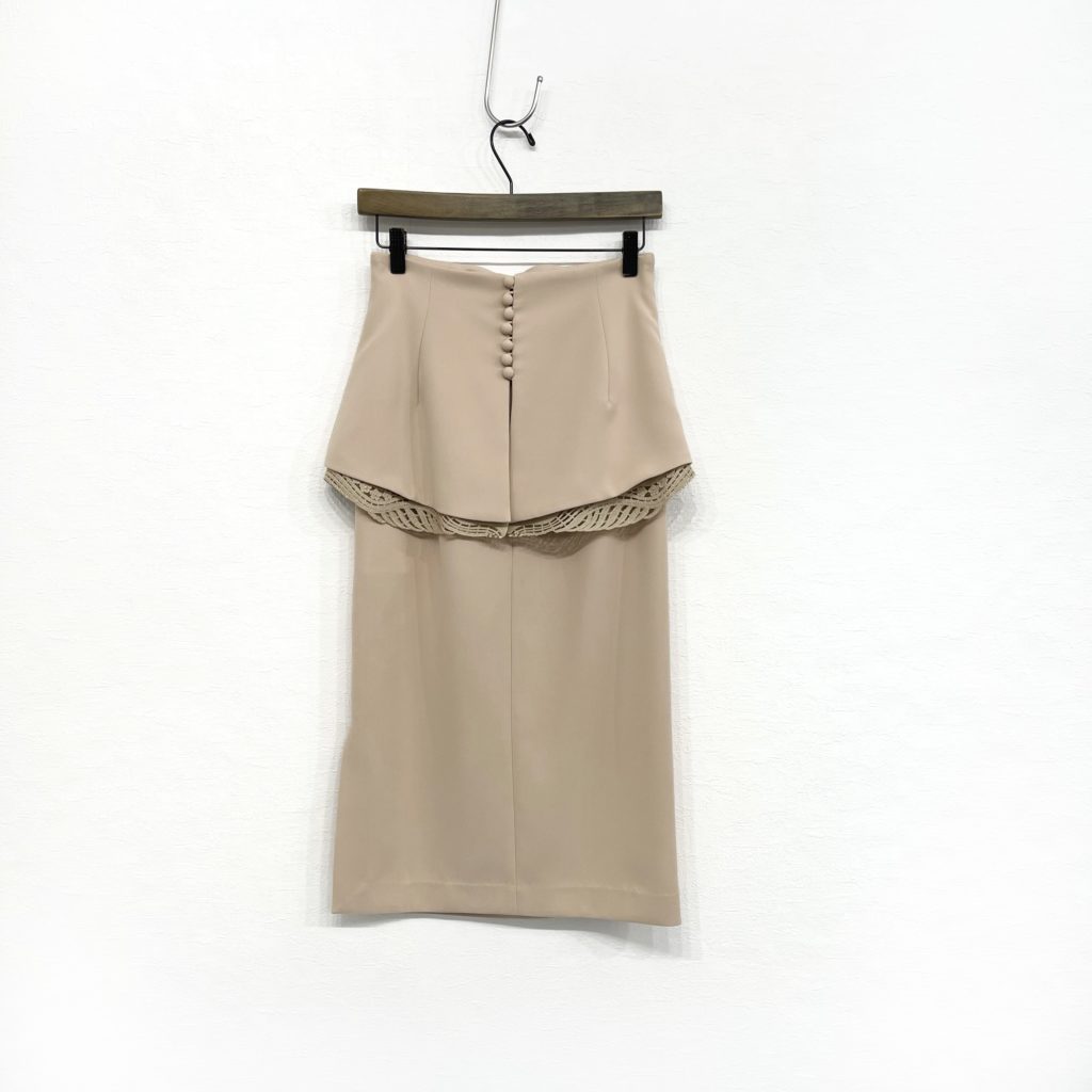 お買取したマメクロゴウチのEmbroidery Lace High-Waisted Peplum Skirtバックスタイルの写真