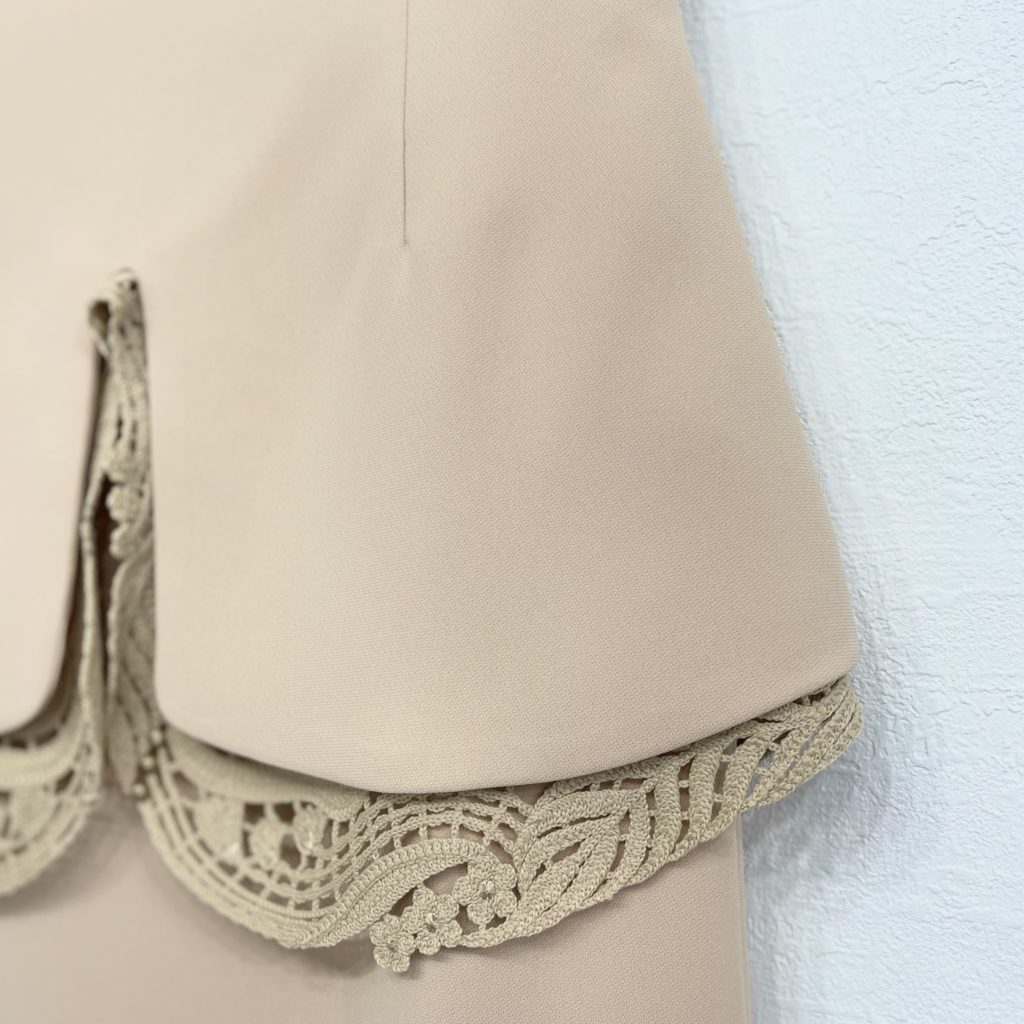 お買取したマメクロゴウチのEmbroidery Lace High-Waisted Peplum Skirtペプラム部分アップの写真