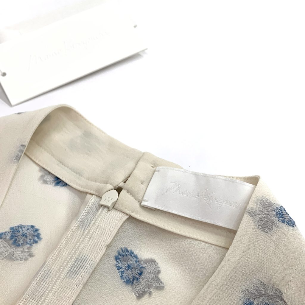 お買取したマメクロゴウチのFrench Sleeve Dress With Small Flower Embroidery襟元の写真