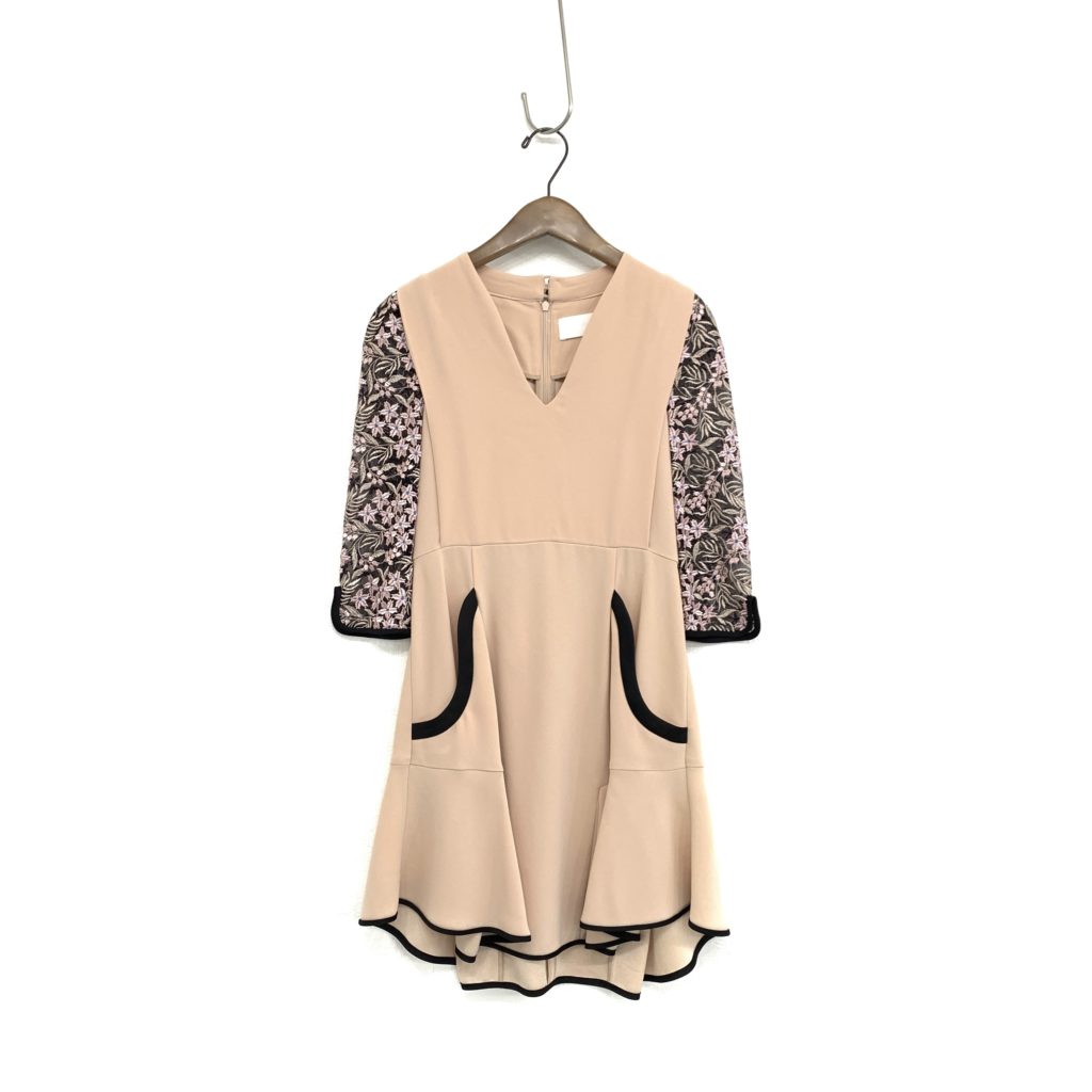 お買取したマメクロゴウチのTulle Embroidered Sleeve Dressの写真