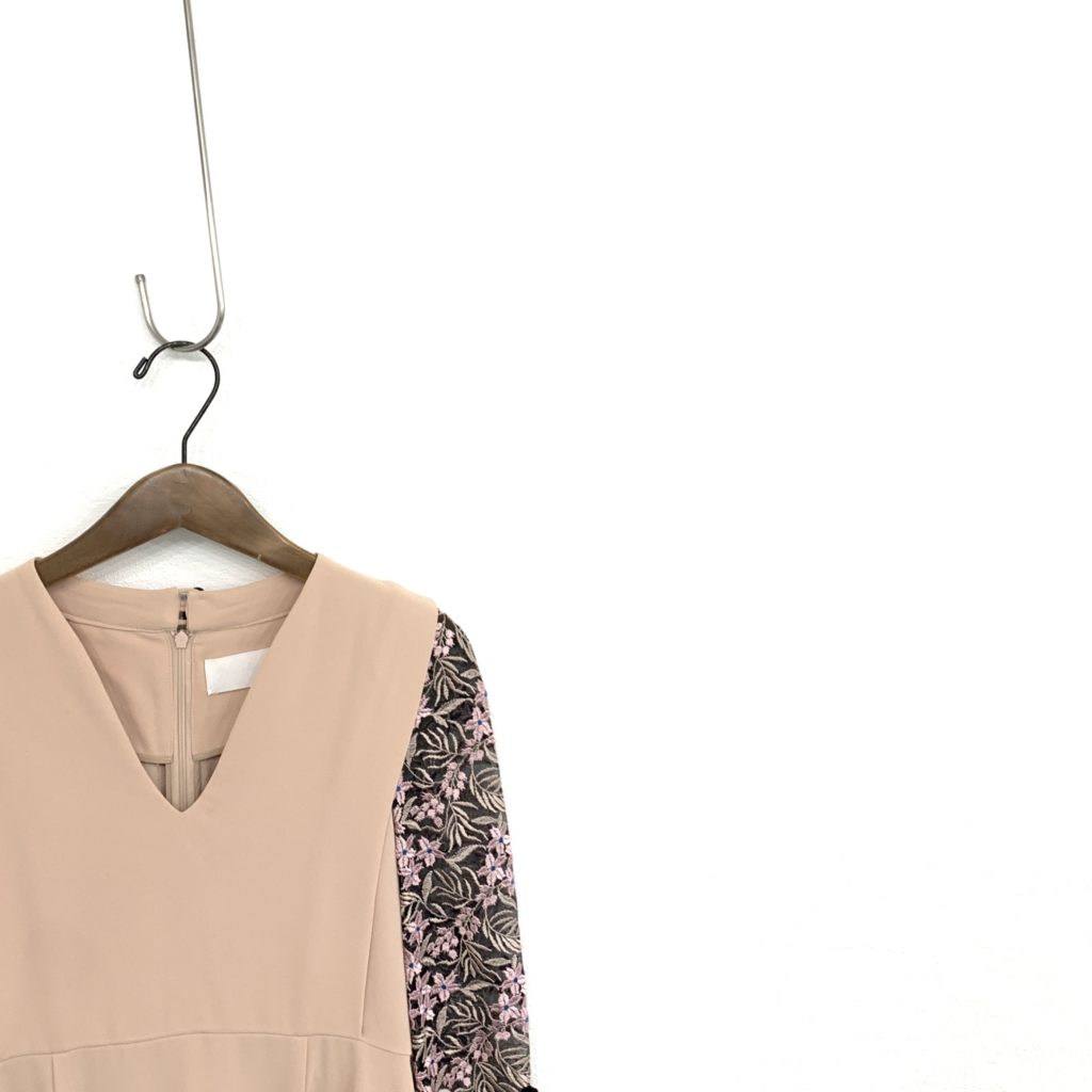 お買取したマメクロゴウチのTulle Embroidered Sleeve Dressバストアップの写真