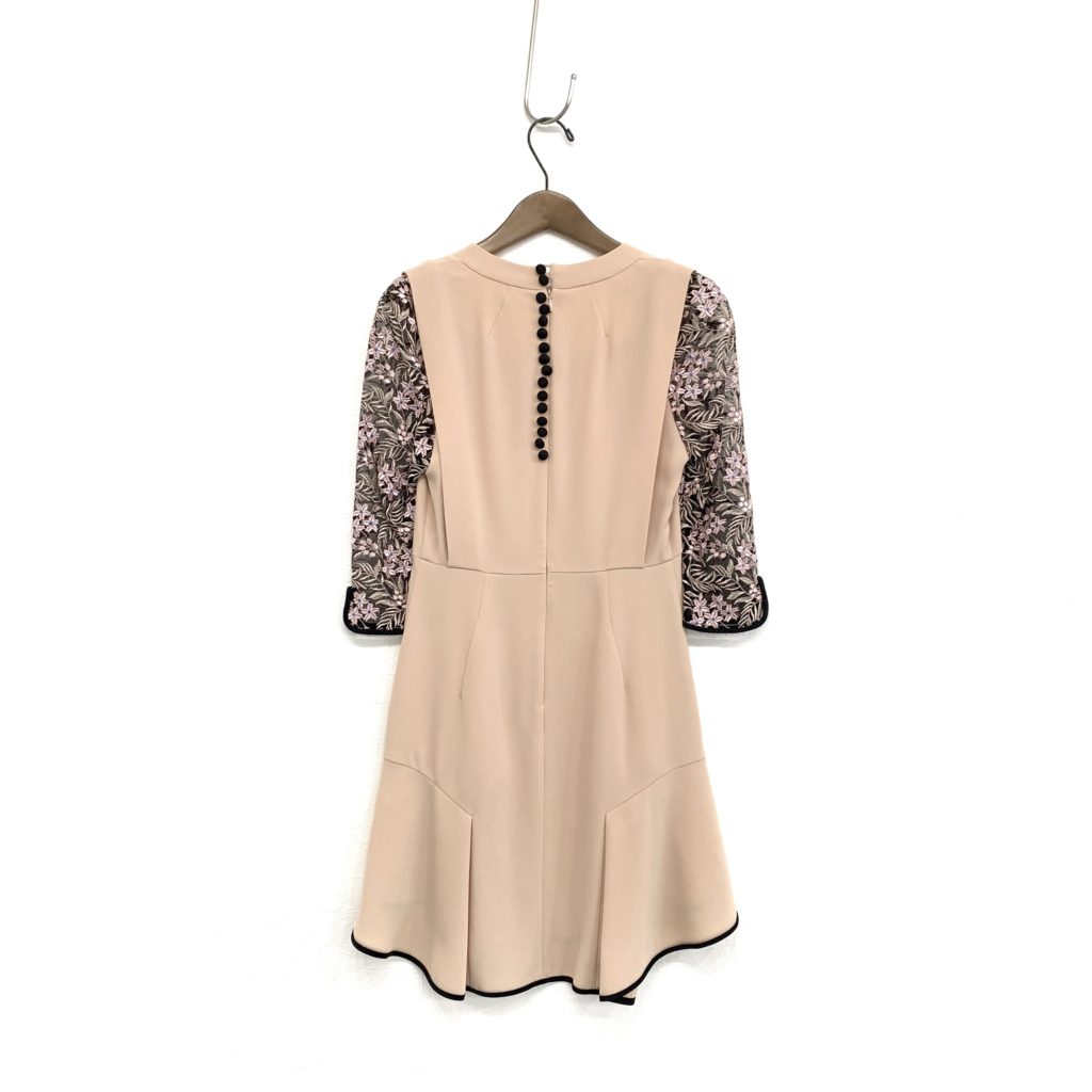 お買取したマメクロゴウチのTulle Embroidered Sleeve Dress背面の写真