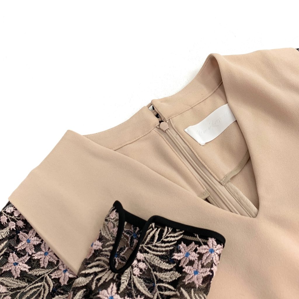 お買取したマメクロゴウチのTulle Embroidered Sleeve Dress襟元の写真
