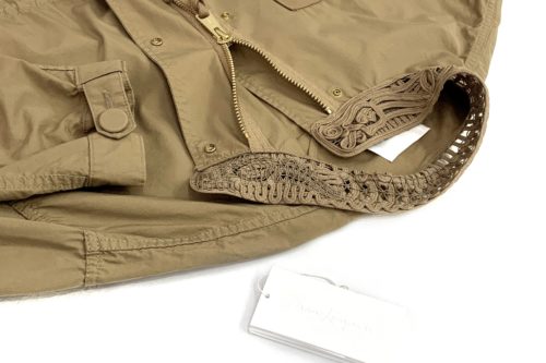 お買取したマメクロゴウチのCording Embroidered Military Coatベージュ襟元の写真