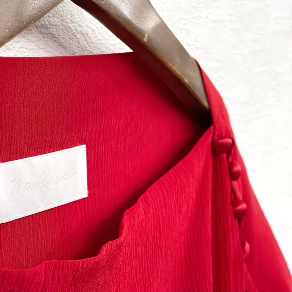 お買取したマメクロゴウチのSilk dressの襟元アップ写真
