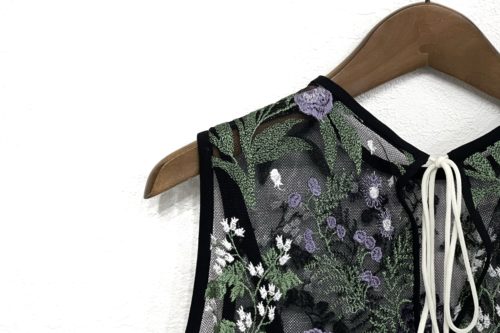 お買取したマメクロゴウチのエンブロイダリースリーブレスブラウス後ろ襟の写真