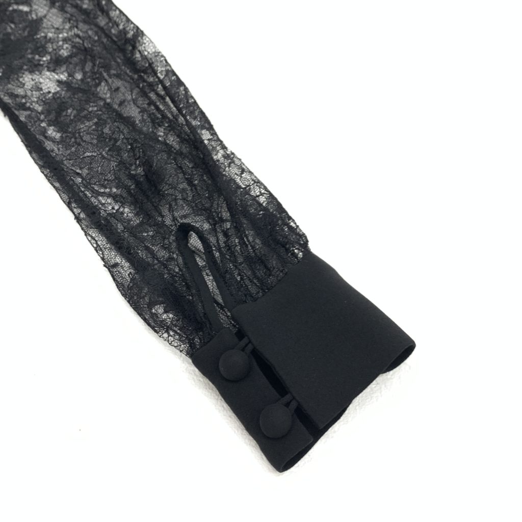 お買取したマメクロゴウチのショルダーレースミニドレス袖口の写真