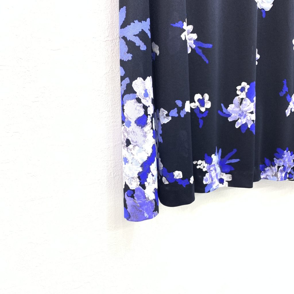 お買取したレオナールのオンライン限定ワンピース裾の写真