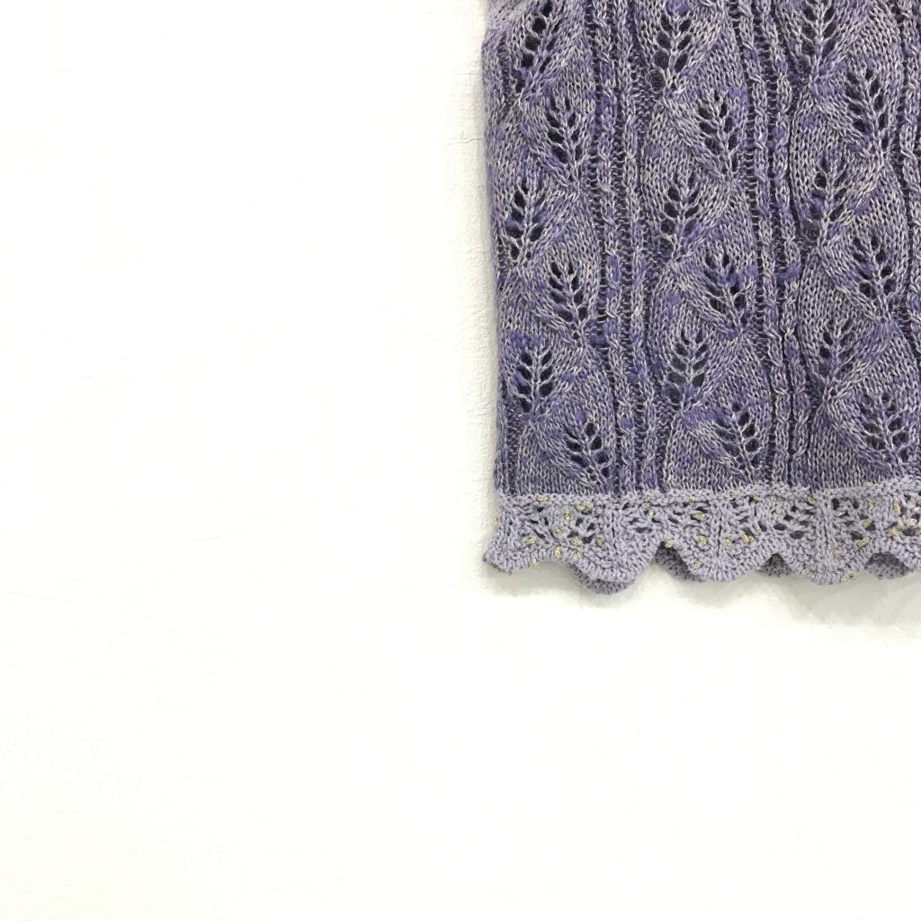 マメクロゴウチのSilk Linen Knit Topsはリーフモチーフの透かし編み