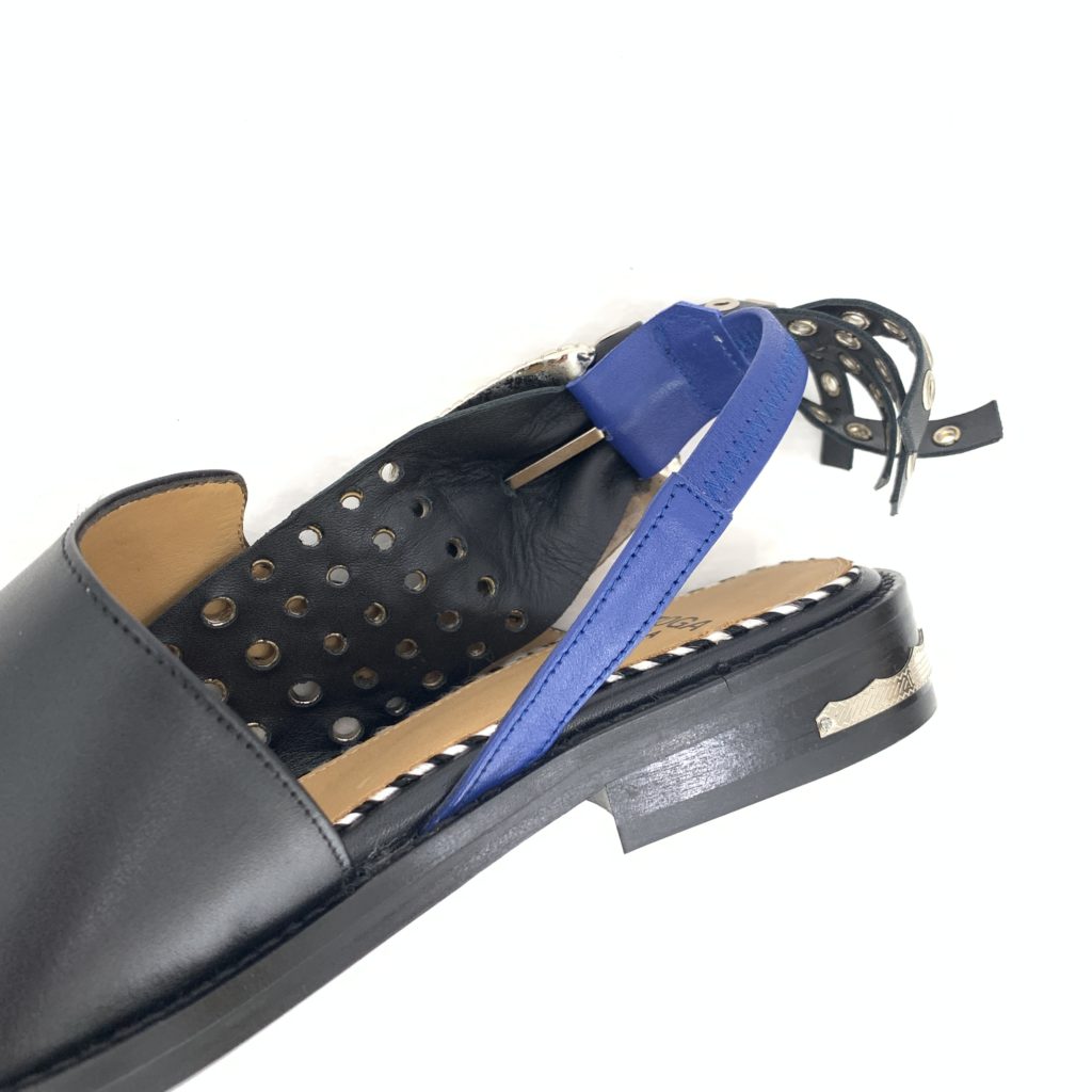 トーガプルラ20SS Metal eyelet sandalsTP01-AJ1032ヴィヴィッドなブルーの差し色