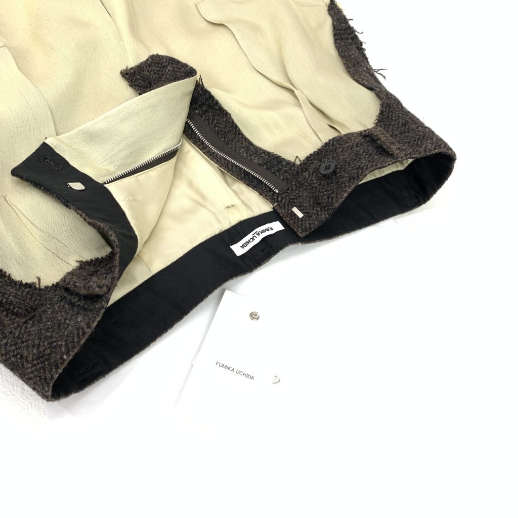 フミカウチダPlaid Nep Tweed Satin CUT-OUT SLACKS裏地や前立て、袋布などパンツを構成するデザインが表に。