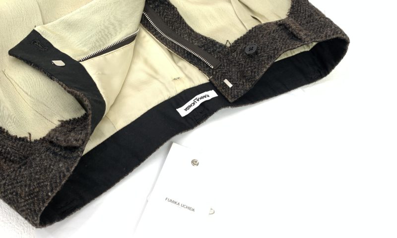 フミカウチダPlaid Nep Tweed Satin CUT-OUT SLACKS裏地や前立て、袋布などパンツを構成するデザインが表に。