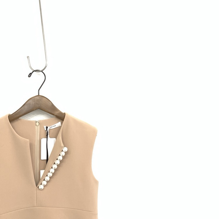 YOKO CHAN ヨーコチャン パール スリットライン ドレス ワンピース ピンク ベージュ 38 YCD-620-596襟元パール付ノースリーブボックスドレスの左前アップ画像です