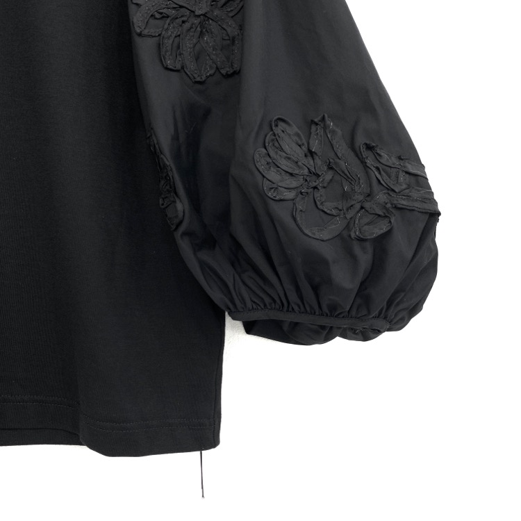 CECILIE BAHNSEN セシリーバンセン CANDY T-SHIRT キャンディ バルーンスリーブ カットソー ブラック 8 SC21-0040立体的なパフスリーブのシルエット-同色の生地で作られたフラワー刺繍が施された袖デザイン画像です