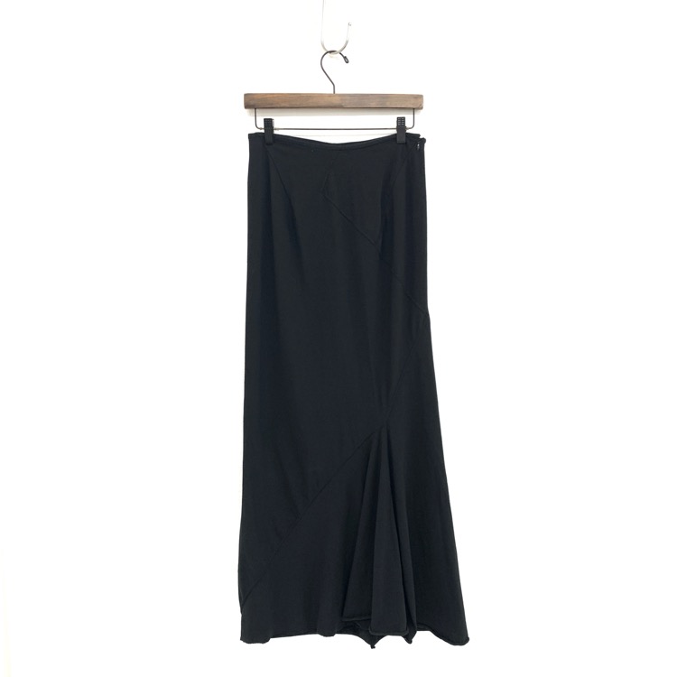 pelleq ペレック twisted cotton patchwork skirt コットンマキシ スカート ブラック 34 TS0705-SS21切り替えが特徴的なシンプルな無地のマキシ丈スカートの後全体画像です