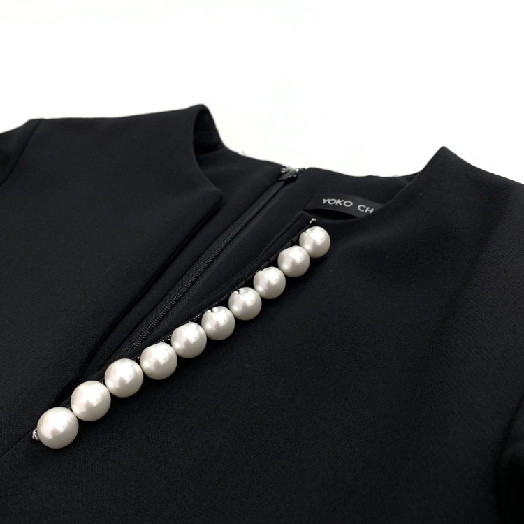 YOKO CHAN ヨーコチャン Long Sleeve Pearl Blouse パール コクーン ブラウス スリットライン ブラック 36 YCB-218-114襟元パールのデザイン画像です