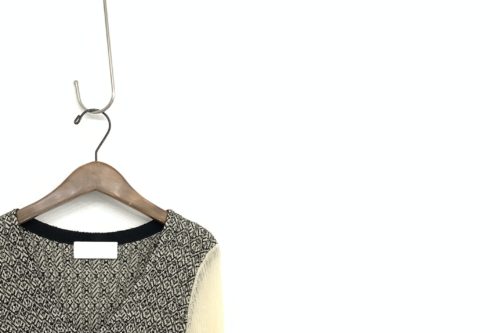 Mame Kurogouchi/マメクロゴウチ Mixed Knitted Fabric Peplum Dress ブラック/2 MM20PS-KN717 定価75,000円/2020SS襟元アップのVネックがデコルテを美しく見せる前アップ画像です