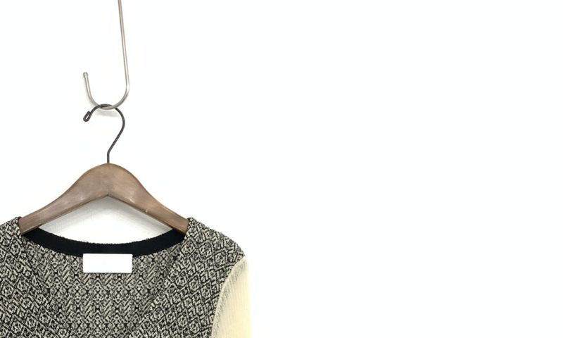 Mame Kurogouchi/マメクロゴウチ Mixed Knitted Fabric Peplum Dress ブラック/2 MM20PS-KN717 定価75,000円/2020SS襟元アップのVネックがデコルテを美しく見せる前アップ画像です