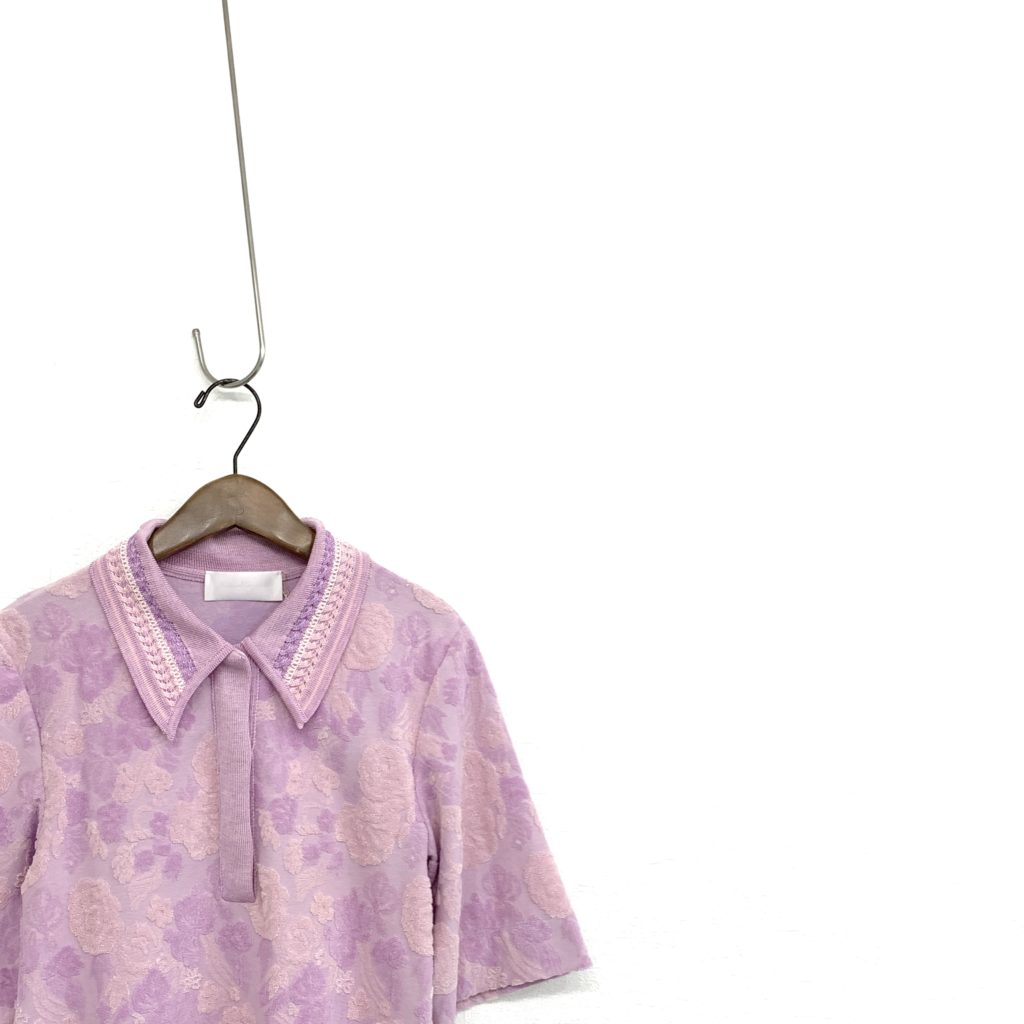 マメクロゴウチ22SSコレクションFlowered Velour Jacquard Polo Shirt襟と前立てには長野で編みたてたオリジナルパーツを使用