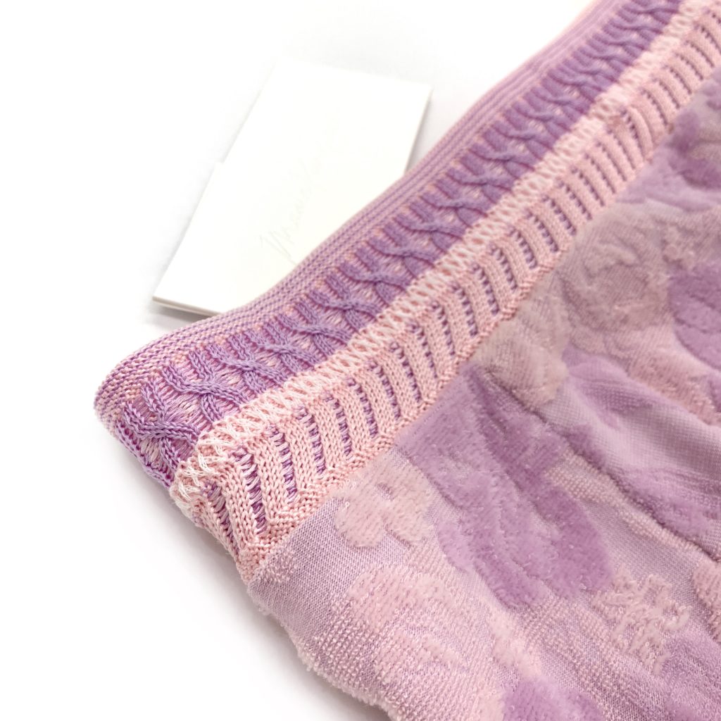 マメクロゴウチ22SSコレクションFlowered Velour Jacquard Skirtウエストには長野で編みたてたオリジナルパーツを使用