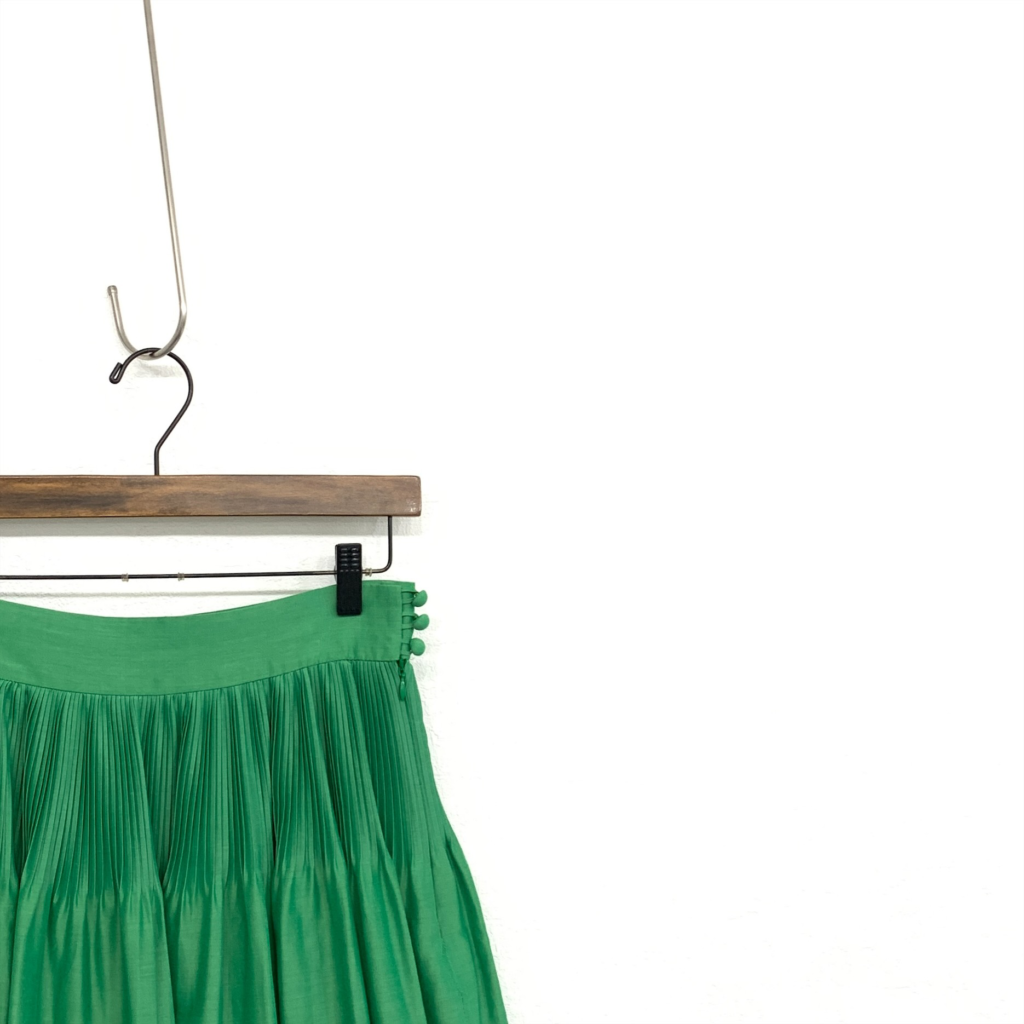 マメクロゴウチ22SSコレクションSilk Cotton Flared Skirtウエストの細かなプリーツが特徴的