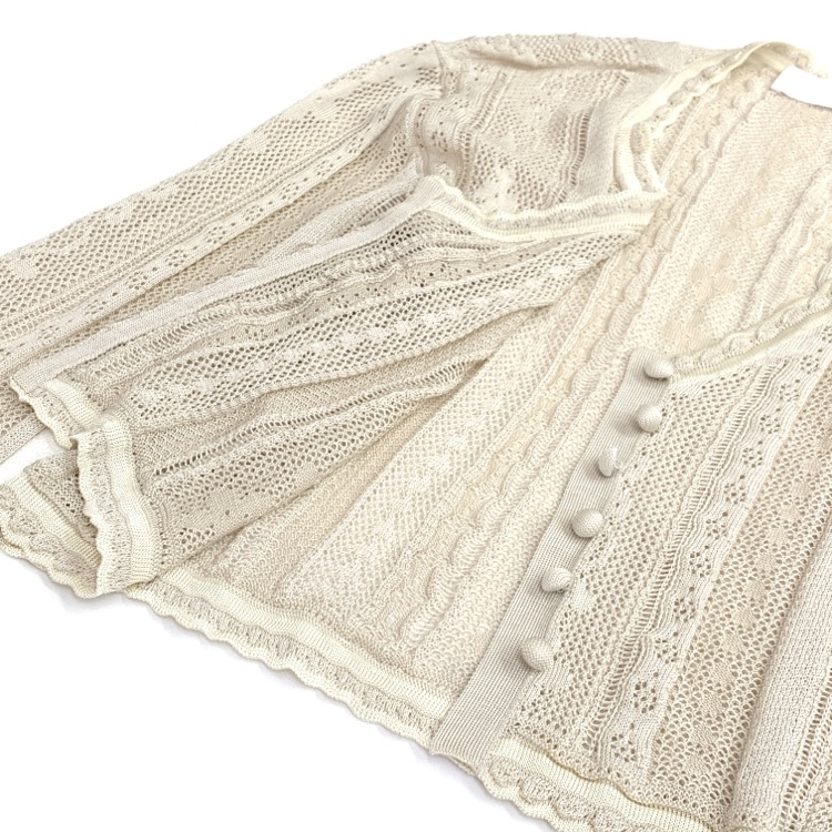 Mame Kurogouchi マメクロゴウチ Traditional Curtain Lace Knitted Cardigan ニット カーディガン ベージュ 1 MM21SS-KN030カーディガンの開いた置き画像です