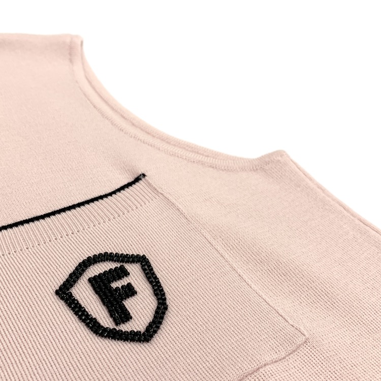 FOXEY フォクシー ツインニット ツインF グレースウール アンティークベージュ ピンク 38 42315-KAWOFノースリーブニットには胸元にビーズのF刺繍がついています