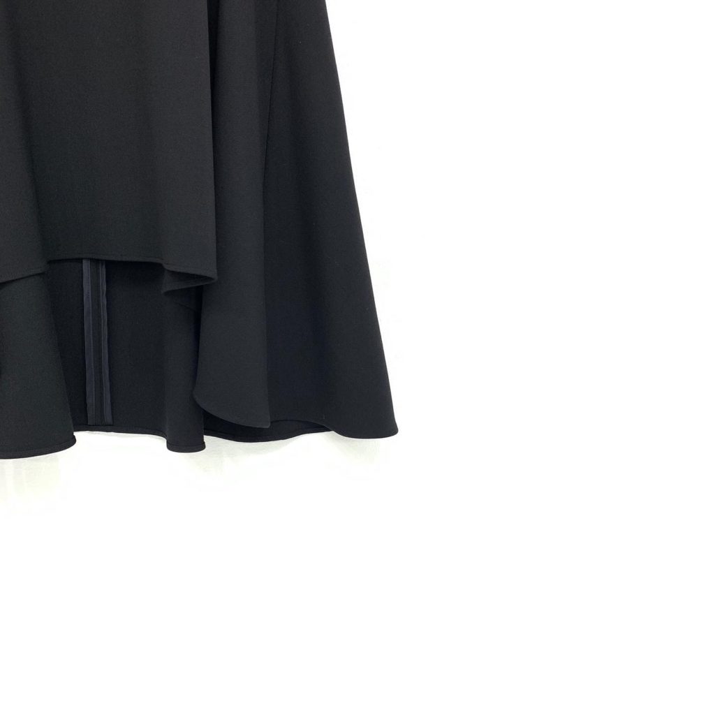 YOKO CHAN ヨーコチャン フレアスリーブパールサーキュラー ブラウス ブラック 36 YCB-420-231 45,000円/2020AW前後裾の長さが違いフレアが揺らめく軽やかな印象を与える裾画像です
